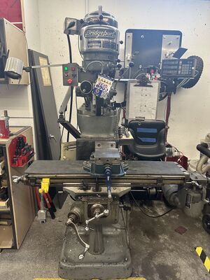 A photo of the Bridgeport vertical mill in the Student Machine Shop.